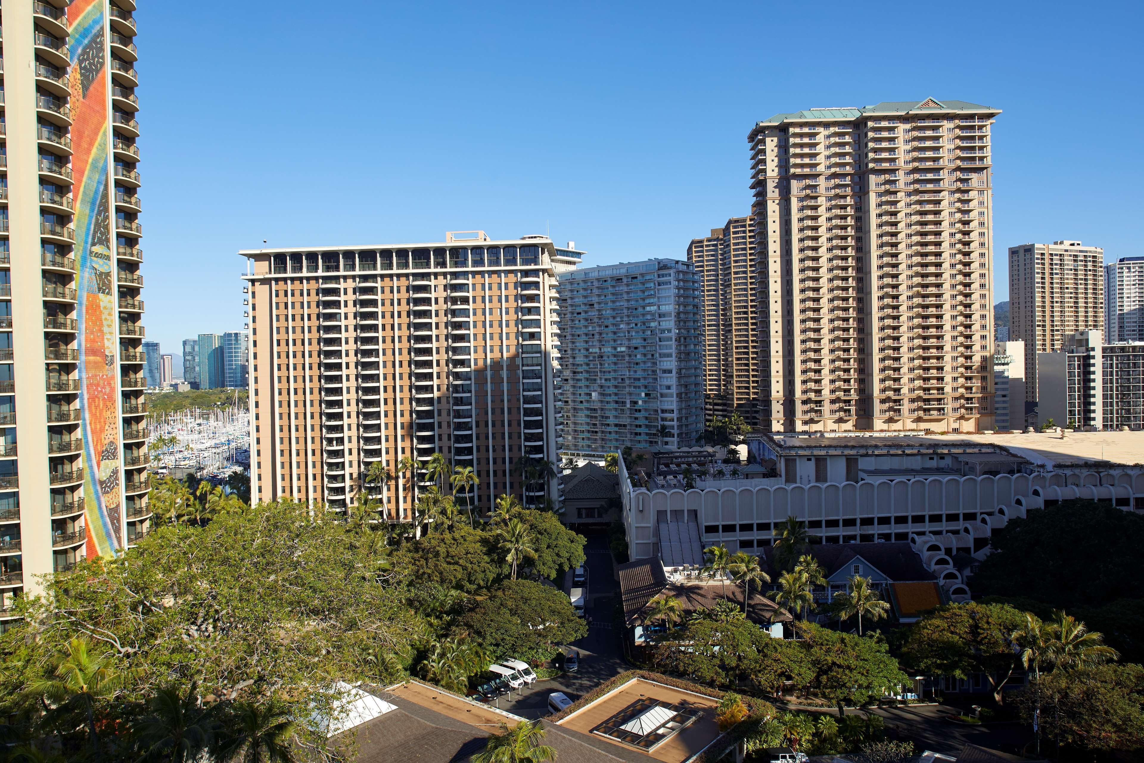 https://hilton-hawaiian-village-honolulu.hotelmix.co.uk/data/Photos/OriginalPhoto/12755/1275502/1275502726/Hilton-Hawaiian-Village-Waikiki-Beach-Resort-Honolulu-Exterior.JPEG