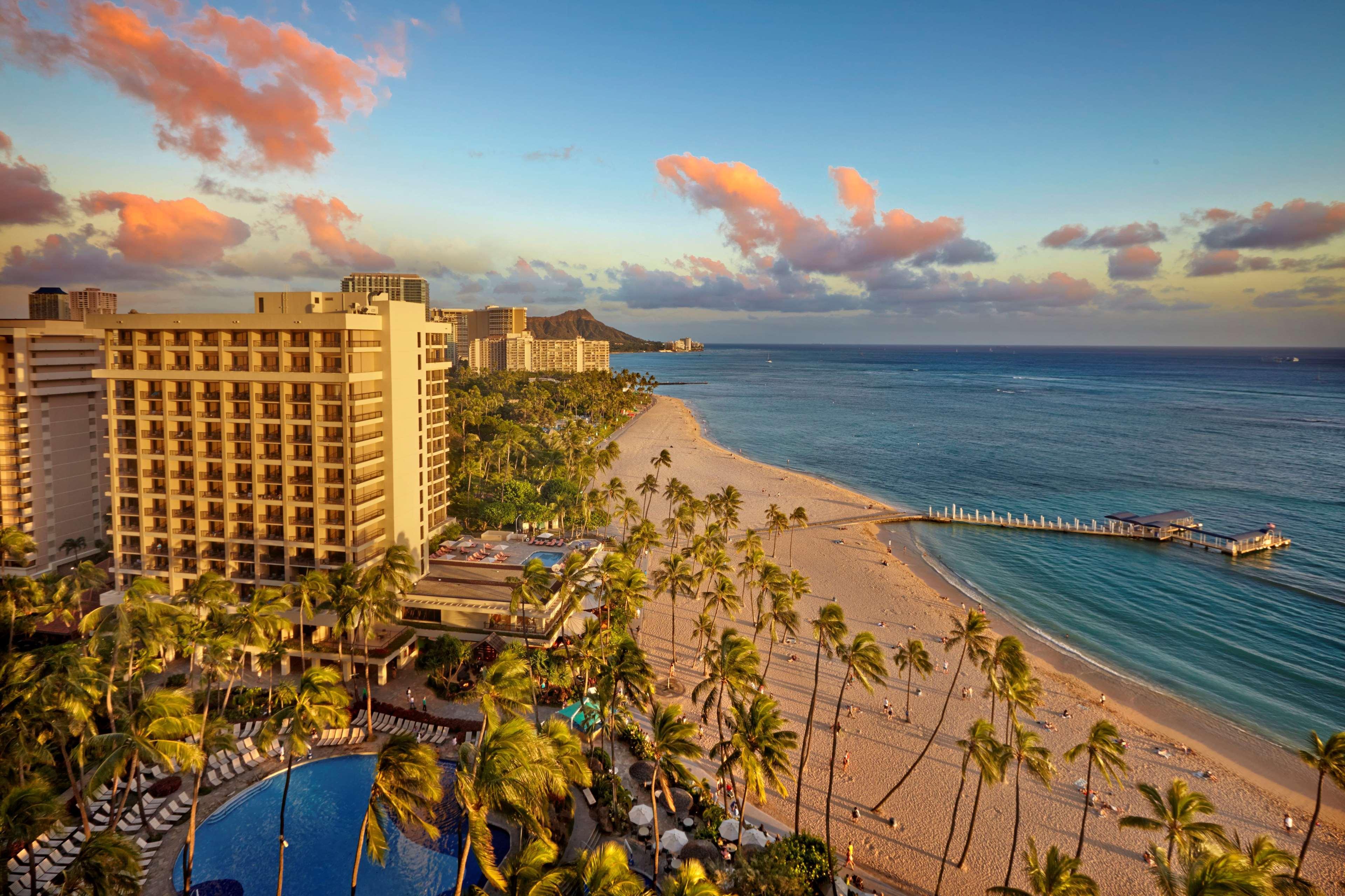 Tropics Bar - Picture of Hilton Hawaiian Village Waikiki Beach Resort, Oahu  - Tripadvisor
